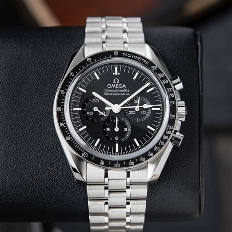 omega moonwatch vs speedmaster|Omega Speedmaster moonwatch lowest price.